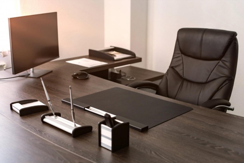 Leder Chefsessel an einem modernen Schreibtisch