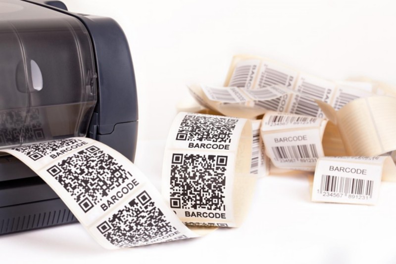 Bild eines Etikettendruckers, der QR-Codes druckt 