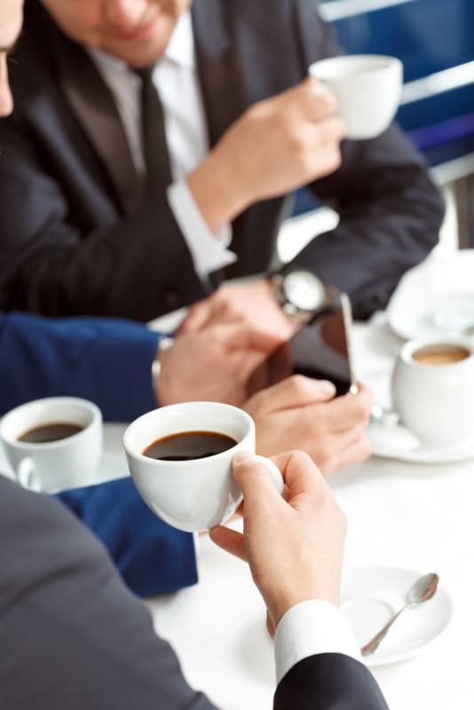 Bild von Kaffeetrinkern bei einem Business-Meeting