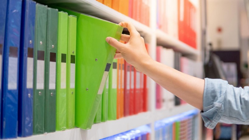 Farbige Ordner im Büroregal