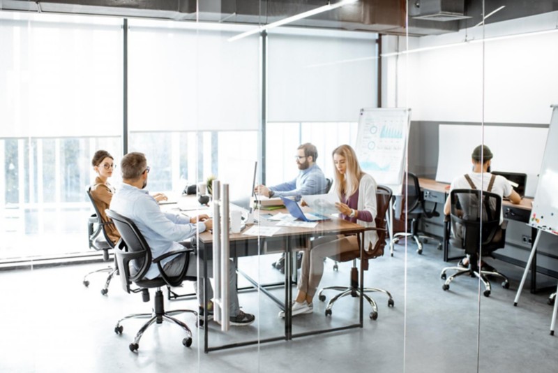 ergonomische Arbeitsplätze in einem Büro