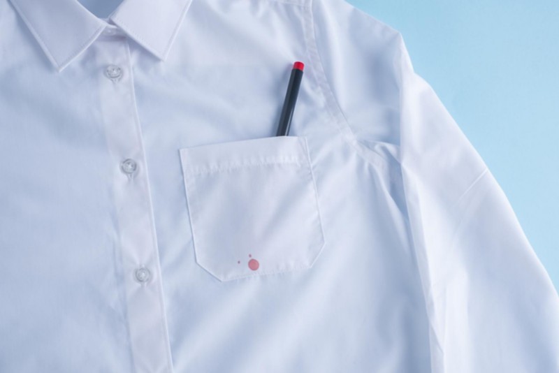 Fleck von einem Marker auf einem weißen Hemd