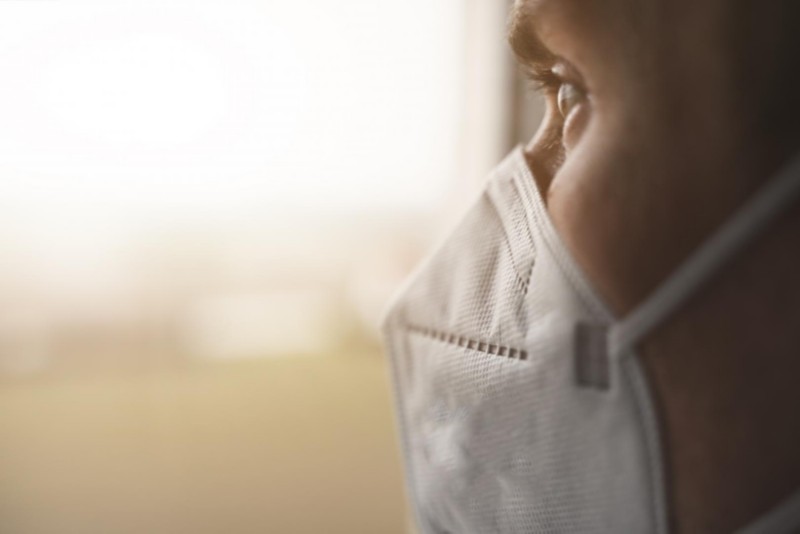 Mann mit FFP2 Schutzmaske