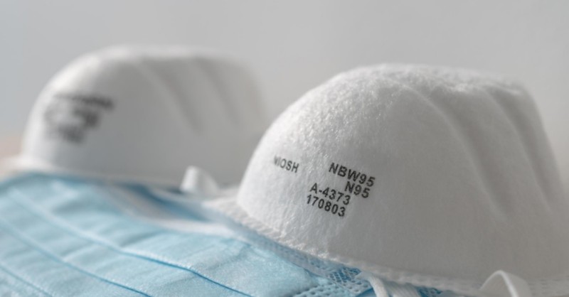 verschiedene Maske auf einem Haufen